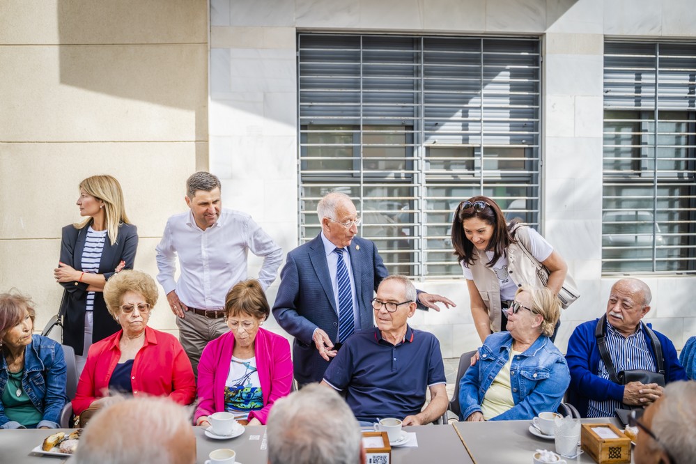 Amat destaca la dedicación de los mayores y su contribución a Roquetas de Mar