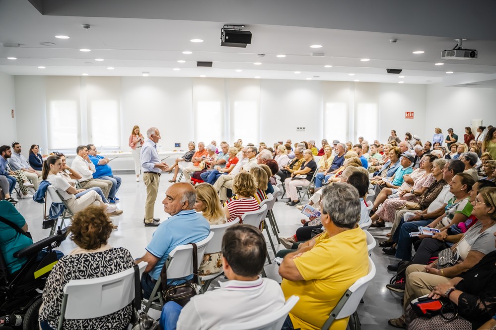 El alcalde de Roquetas traslada a los vecinos de El Puerto su compromiso para seguir mejorando los servicios de la ciudad