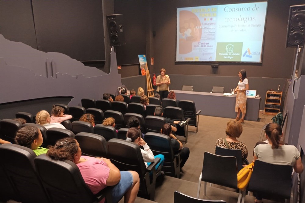 La Escuela de Familia celebra el café-coloquio ‘La tecnología en casa’ y reúne a casi una treintena de abderitanos