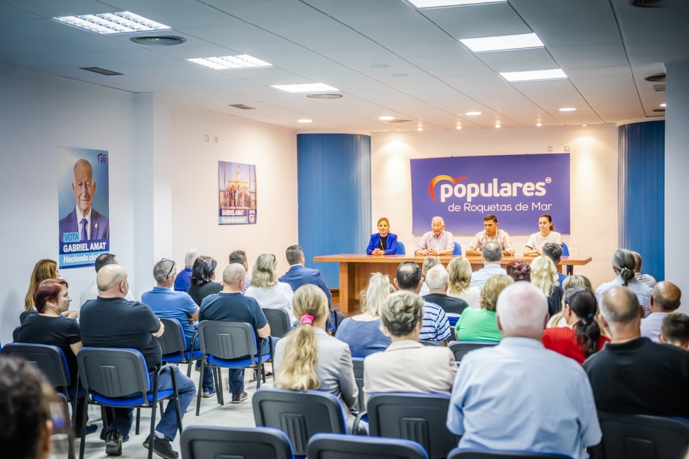 Amat se reúne con representantes del numeroso colectivo de Rumanos de Roquetas de Mar