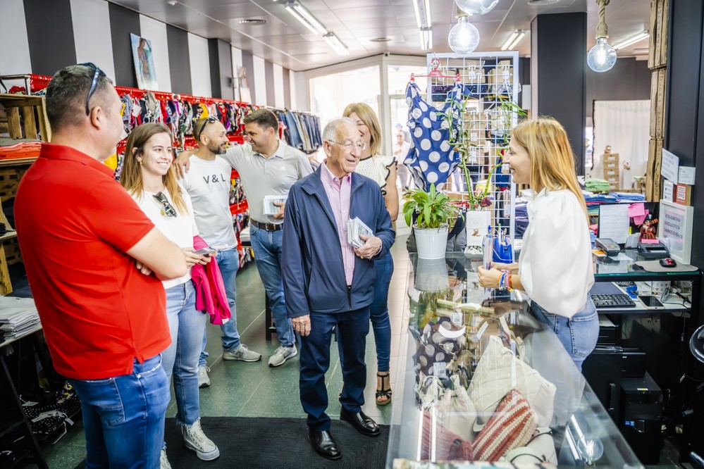 Amat mantiene un encuentro con vecinos, comerciantes y hosteleros de la Urbanización