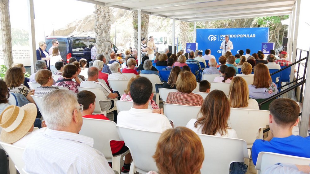 Manuel Cortés avanza en Guainos la instalación de un parque en la playa de la barriada