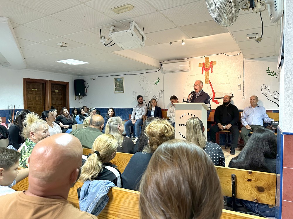 Amat acude a un culto evangelista con el colectivo gitano