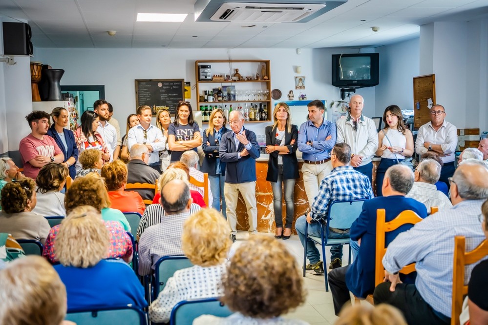 Amat reúne a los vecinos de Las Marinas con su “gestión de estos años como tarjeta de visita”