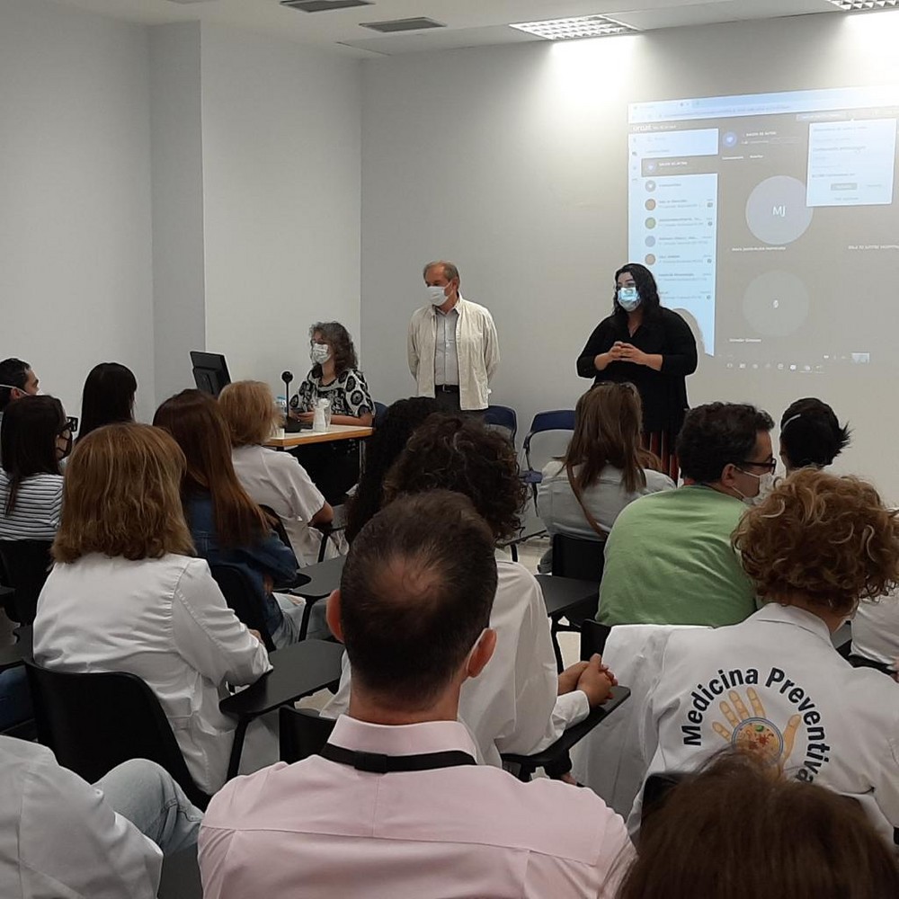 La Policía Nacional imparte en el Hospital Universitario Poniente una sesión formativa para la prevención de agresiones