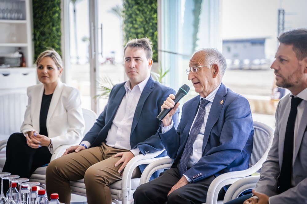 Amat mantiene un encuentro sectorial con representantes del sector turístico, comercio y taxistas