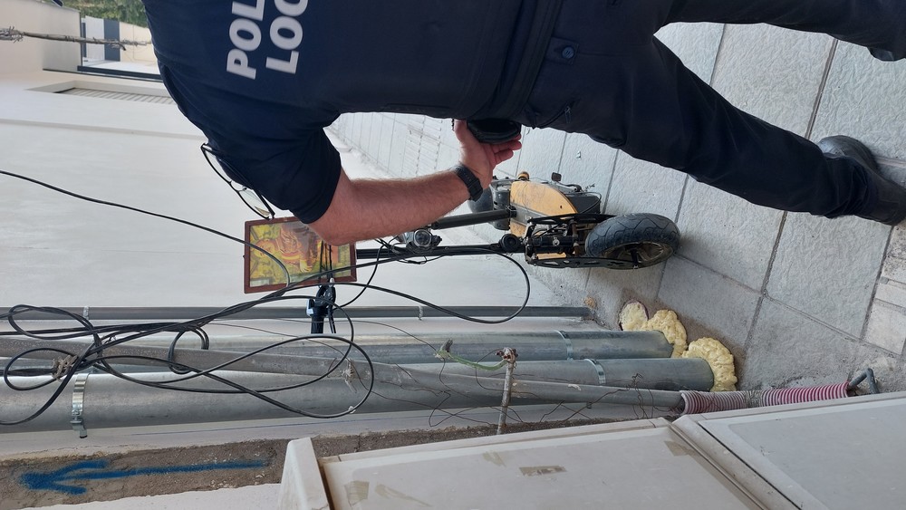 Atropellan a dos apoderados del PSOE de Adra con un patinete eléctrico decorado con un retrato de Franco