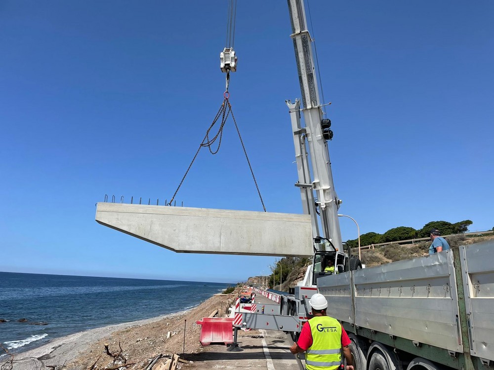Avanzan a muy buen ritmo las obras del Sendero Azul en Adra que estará listo este verano