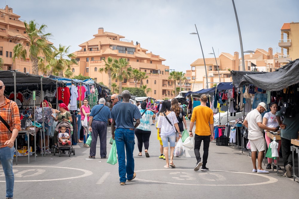 A licitación el servicio de vigilancia y seguridad y los aseos portátiles del mercadillo ambulante de Roquetas de Mar