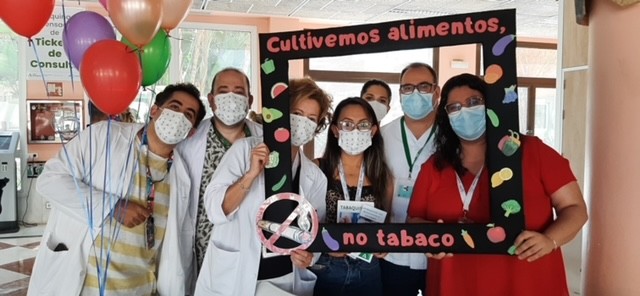 El Hospital Universitario Poniente propone cambiar cigarrillos por fruta en el Día Mundial Sin Tabaco