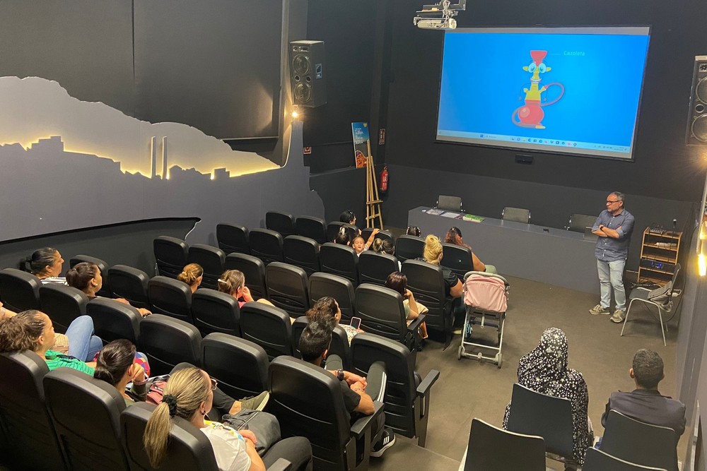 Casi una treintena de abderitanos aprenden sobre ‘Adicciones y prevención’ en la Escuela de Familia de Adra