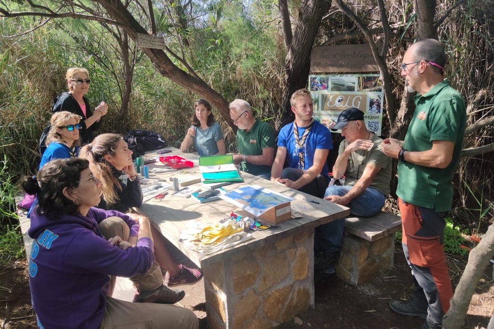 Un grupo de scouts de Almería conocen las Albuferas de Adra como actividad del Día Mundial del Medio Ambiente