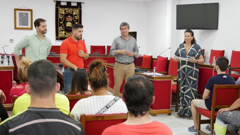 El Ayuntamiento de Adra entrega los diplomas acreditativos a trabajadores del programa Empleo Joven