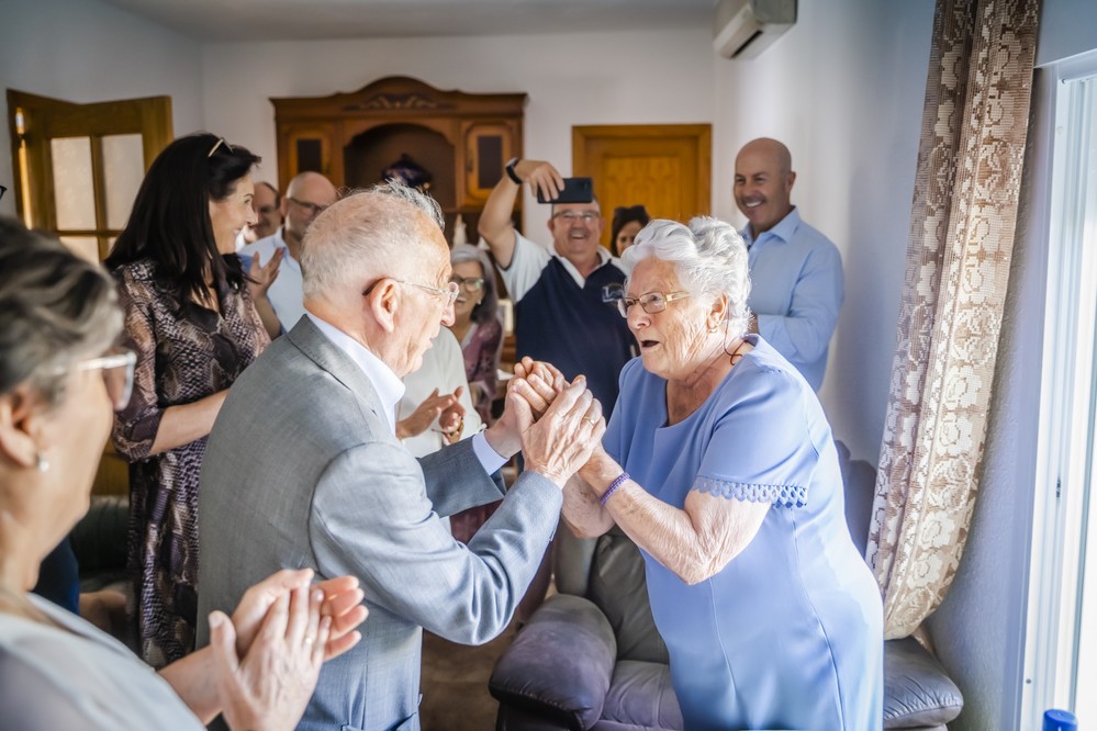 Amat entrega una distinción a Clotilde Vargas, la vecina de mayor edad de Cortijos de Marín