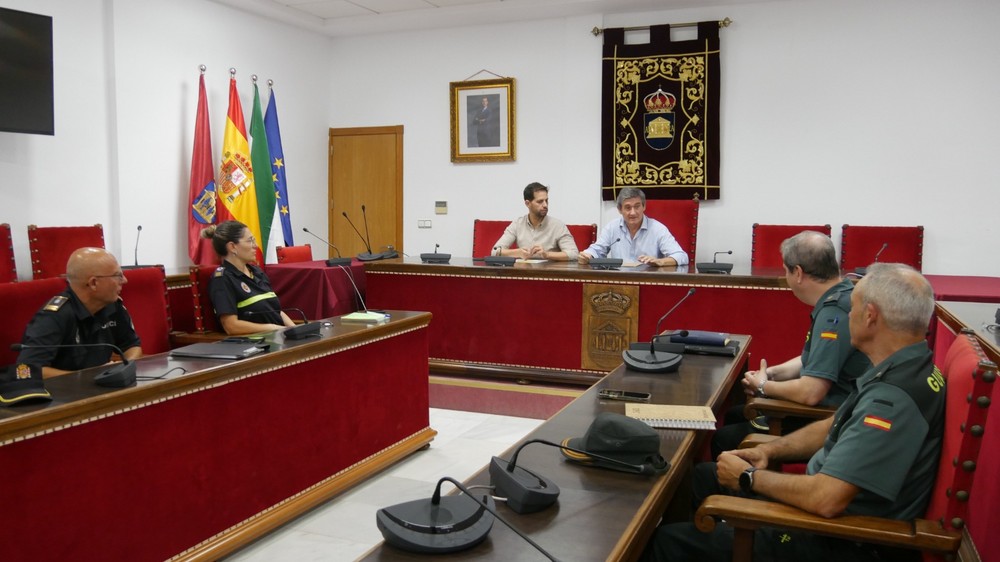 Las autoridades abderitanas se reúnen para abordar las medidas de actuación ante la llegada de pateras