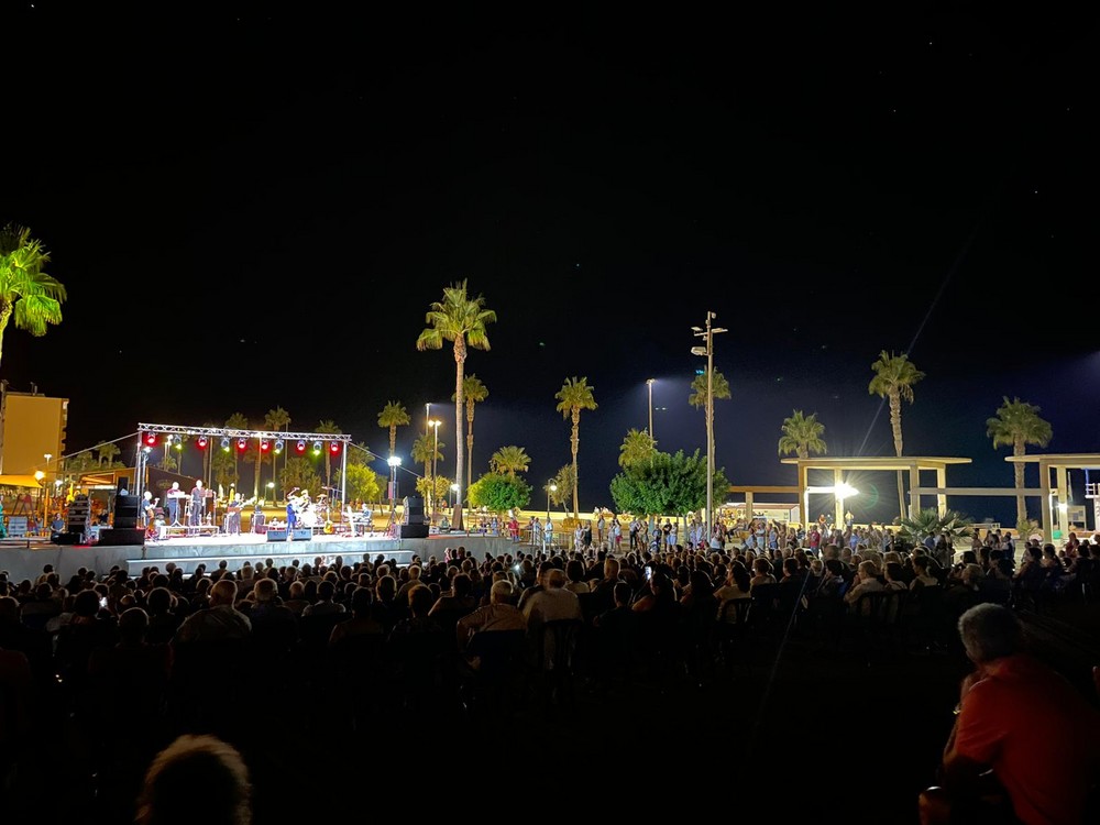 La actuación de ‘Voces de España’ rinde tributo a Manolo Escobar e Isabel Pantoja ante un abarrotado Pago del Lugar