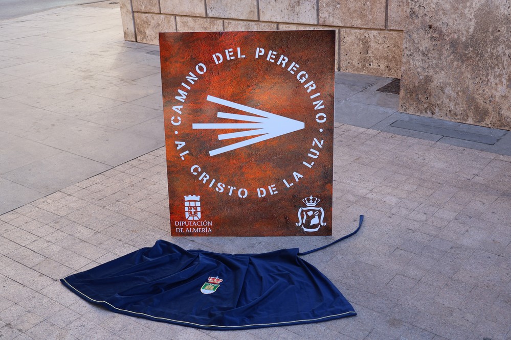 El Ejido estrena la señalización del Camino del Peregrino del Cristo de la Luz en la Plaza de la Iglesia de San Isidro