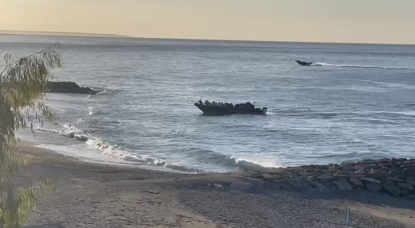 El alcalde reclama al Gobierno de España y a la Subdelegación el refuerzo de la seguridad en la costa ejidense ante la continua llegada de pateras