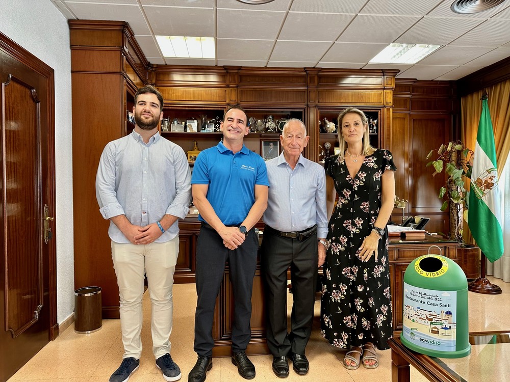 El alcalde de Roquetas de Mar recibe al hostelero Jorge Reig, reconocido por la gestión medioambiental en su establecimiento