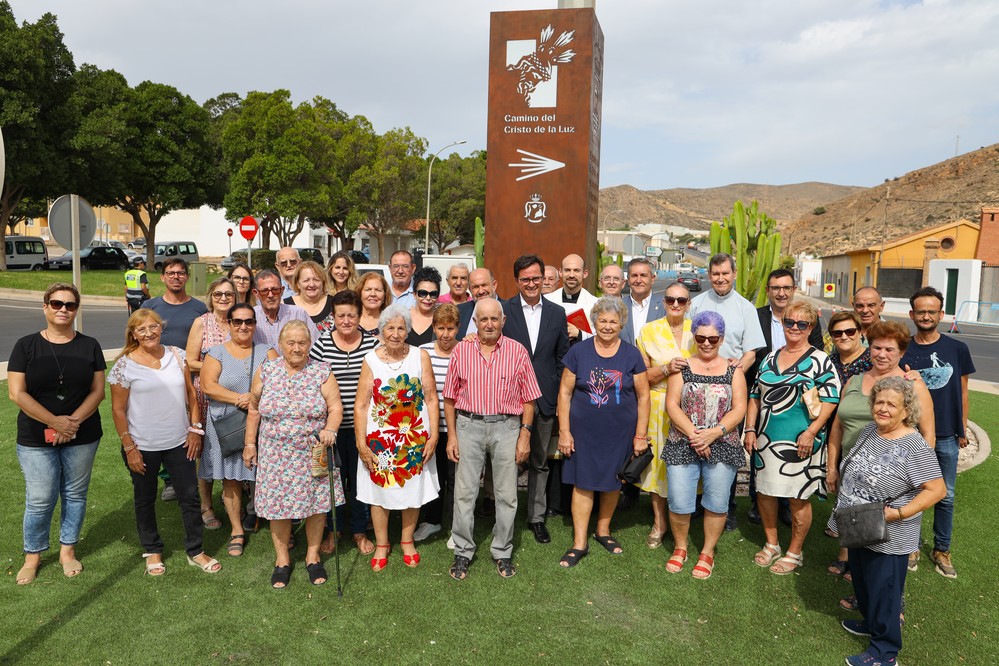 Ya luce en Pampanico un monolito que testimonia la fe y el fervor del pueblo de El Ejido al Santísimo Cristo de la Luz