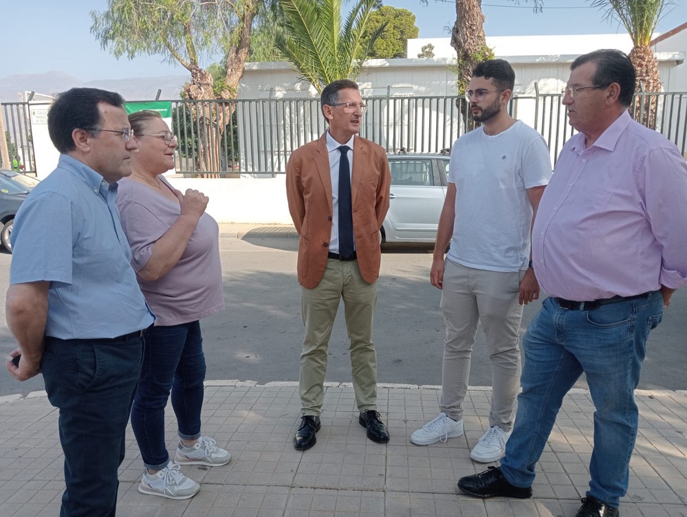 Sánchez Teruel visita Santa María del Águila para denunciar la "falta de inversiones" en Educación