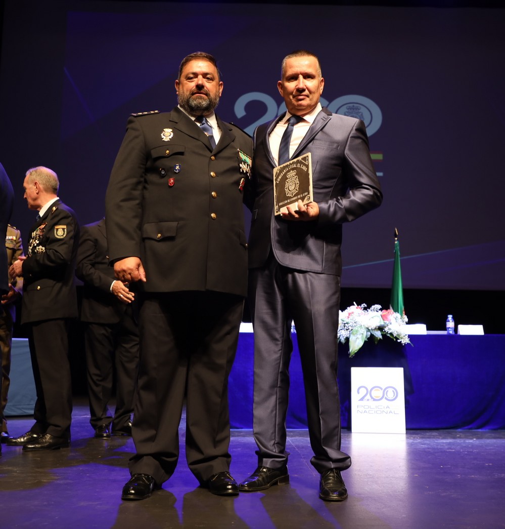 La Policía Nacional reconoce el trabajo de Correos en El Ejido