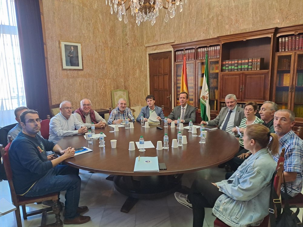 El subdelegado se reúne con la Mesa de trabajo de la estabilización de la playa de Balerma para trasladar los últimos avances sobre el proyecto