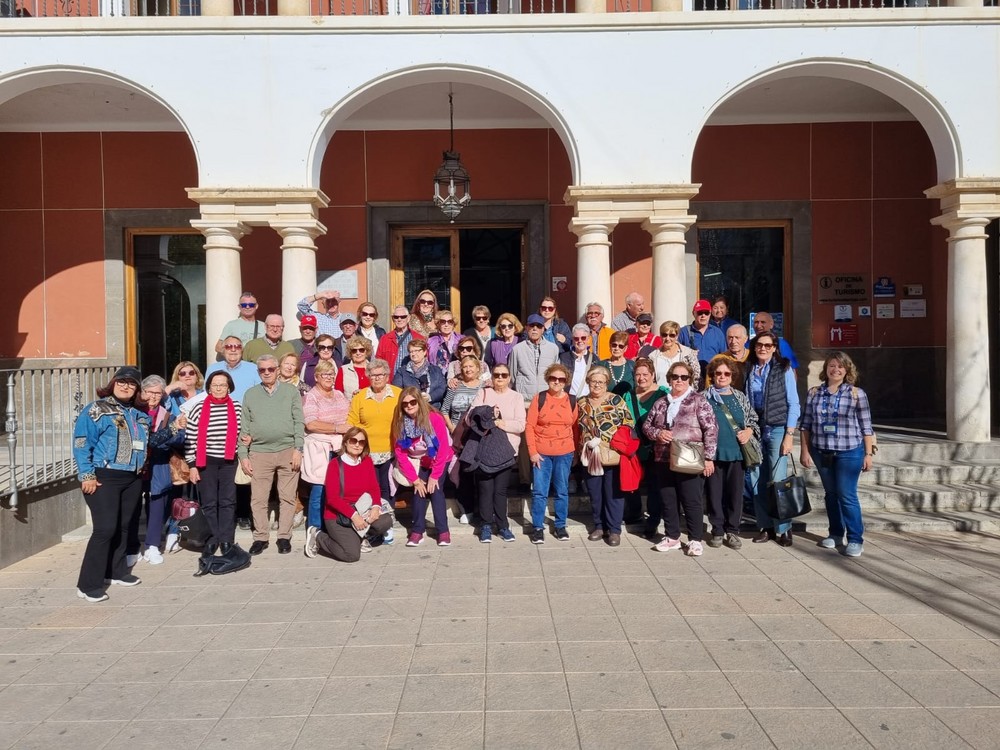 Un total de 300 personas mayores de Roquetas de Mar disfrutan de la primera salida a Priego de Córdoba