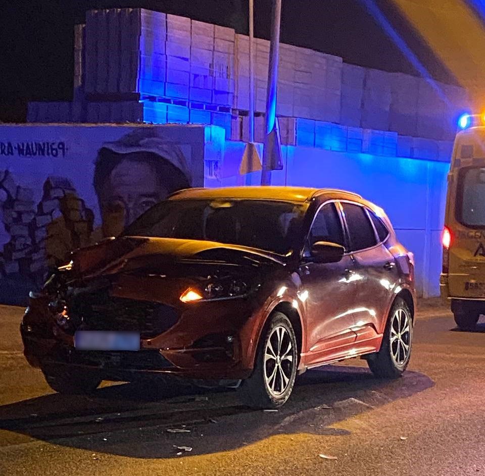 Un menor herido tras una colisión entre moto y coche en la entrada a La Aldeílla