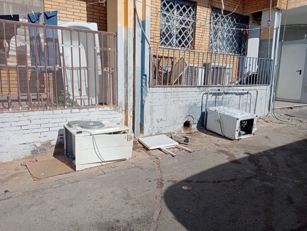 Lanzamiento de electrodomésticos contra la Policía en La Aldeílla