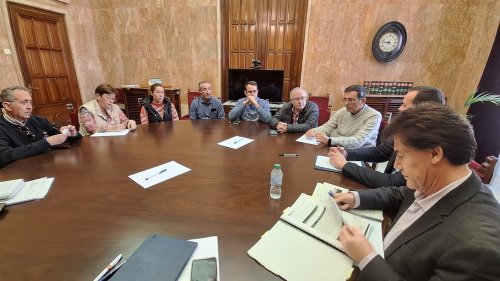 Reunión del subdelegado con la Mesa de trabajo de la estabilización de la playa de Balerma para abordar los últimos avances sobre el proyecto