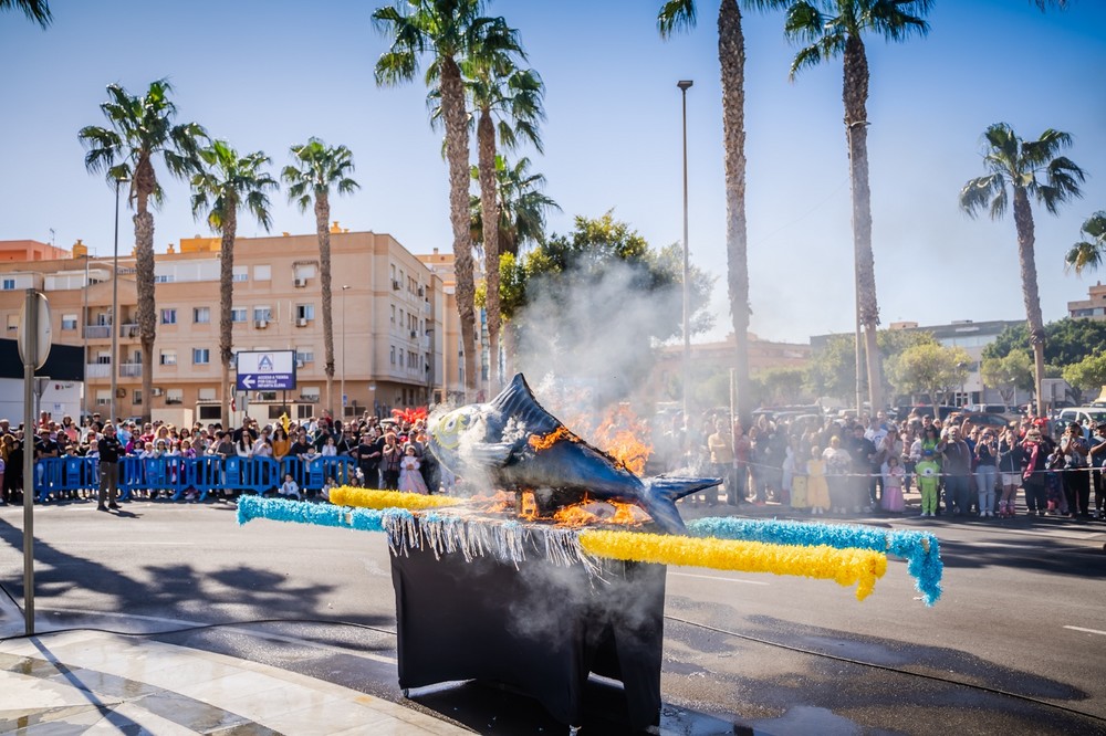 Roquetas de Mar y El Parador despiden la tradicional fiesta de Carnaval con el Entierro de la Sardina