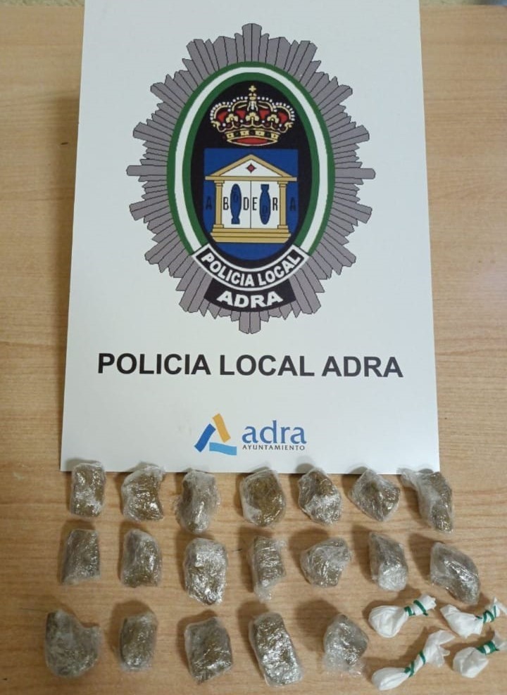 La Policía Local de Adra detiene a dos 'camellos' con hachís y cocaína