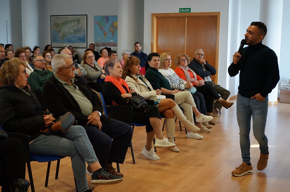 Casi un centenar de mayores se “mojan” sobre el sexo en el taller 'Placeres llenos de Canas'