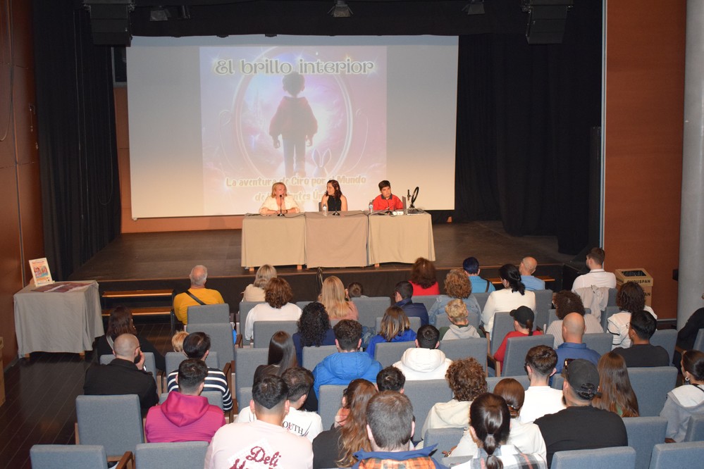 La Sala B del Teatro Auditorio acoge la presentación del libro ‘El brillo interior, la aventura de Ciro por el mundo de las Mentes Únicas’