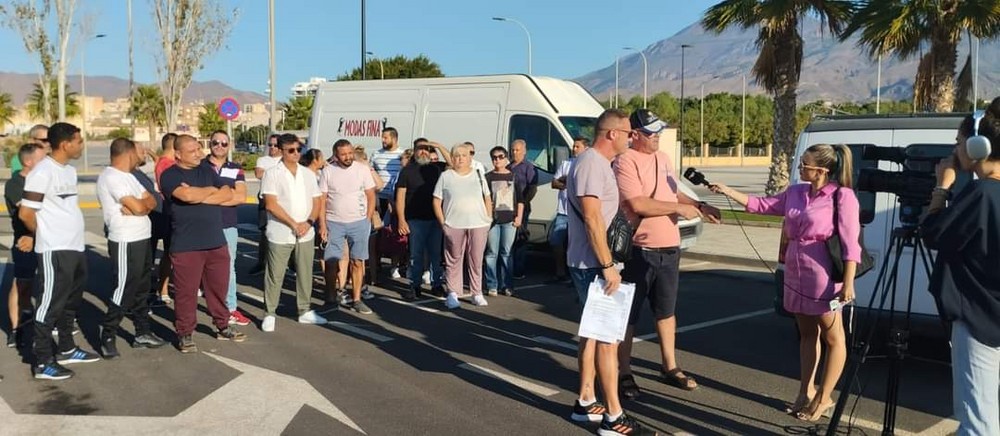 Izquierda Unida de El Ejido muestra su apoyo a las demandas de los vendedores ambulantes