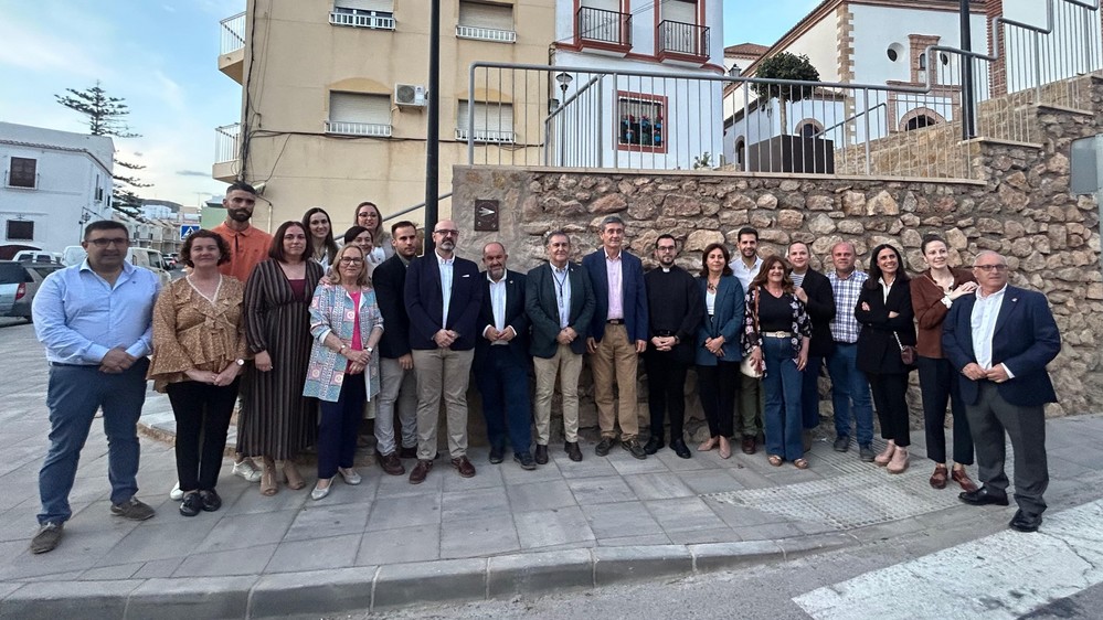 Adra estrena su placa de Camino del Peregrino del Cristo de la Luz de Dalías