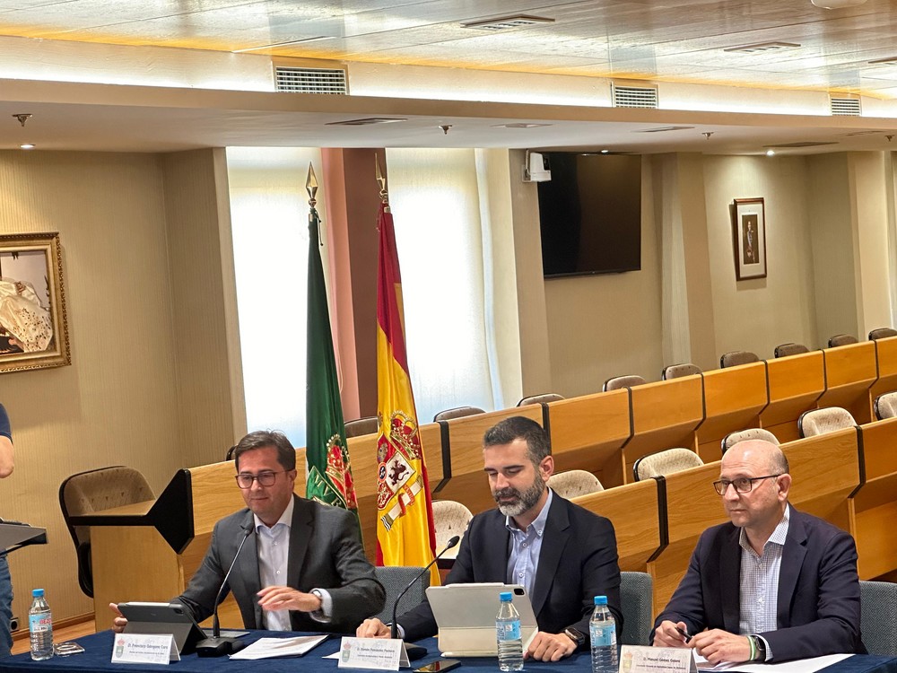 Fernández-Pacheco mantiene en El Ejido una reunión técnica con el sector hortofrutícola de invernadero de Almería y Granada