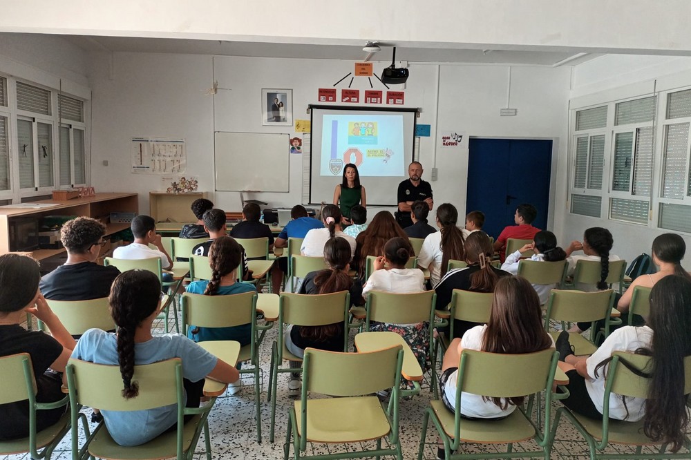 El Agente Tutor de Adra lleva a las aulas charlas de concienciación sobre el acoso escolar y el ciberbullying