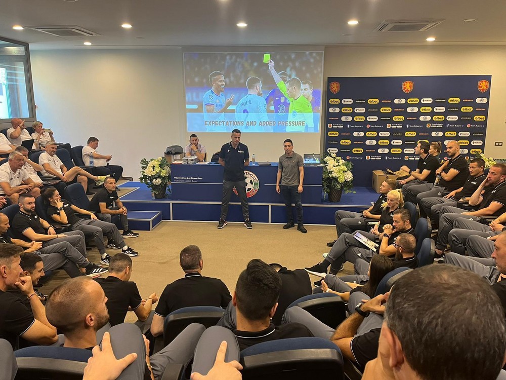 El ejidense Guillermo Pérez participa en el seminario UEFA en la Federación Búlgara de Fútbol como psicólogo deportivo