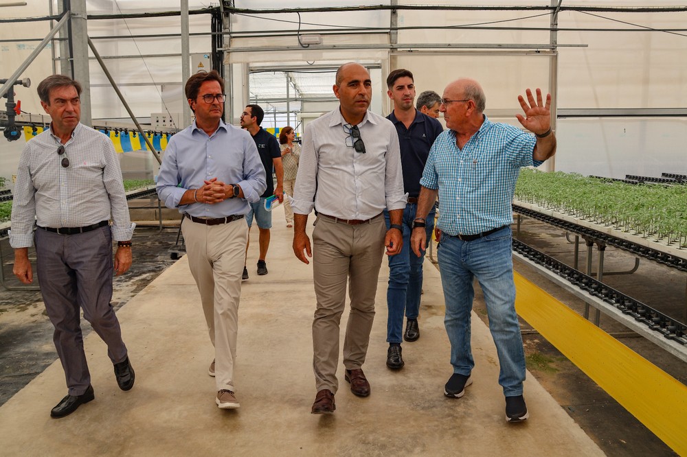 La Junta hace entrega de la ayuda para inversiones en modernización y transformación integral en El Ejido