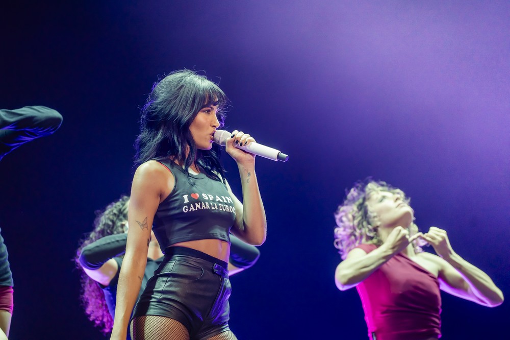 Aitana reúne cerca de 10.000 personas en Roquetas de Mar con un concierto vibrante y con un gran repertorio