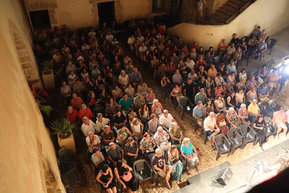La ejidense María del Mar Santoyo emociona con su actuación dentro del Ciclo de Conciertos del Castillo de Guardias Viejas