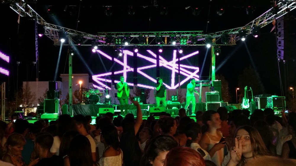 Las Cabañuelas y Venta Gutiérrez abren sus fiestas con La Gozadera, una macrofiesta con música de los 80 y los 90