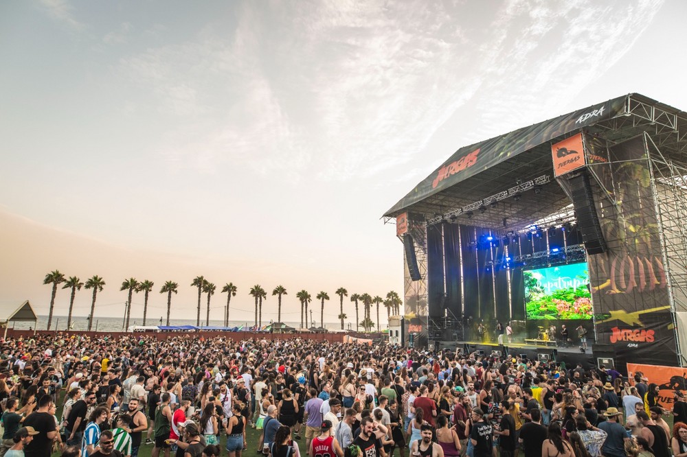 La XI edición del ‘The Juergas Rock Festival’ despega en Adra con gran afluencia en la fiesta de bienvenida