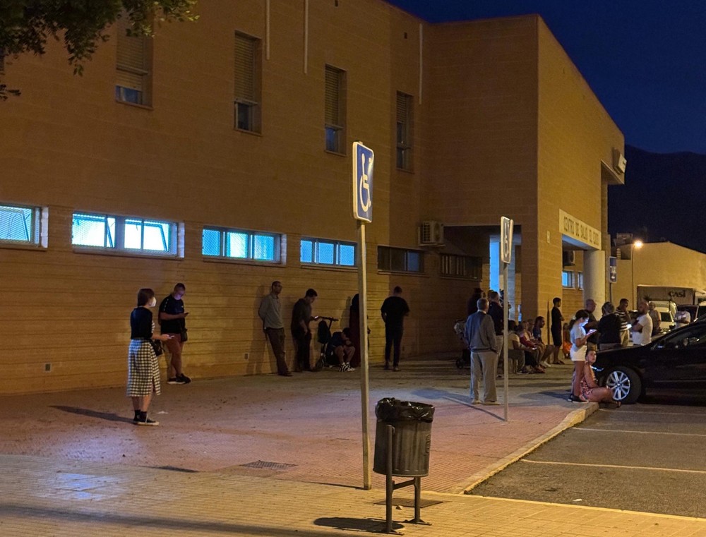 Decenas de personas guardan a diario cola de madrugada en el centro de salud Ejido Norte para intentar ver a su médico