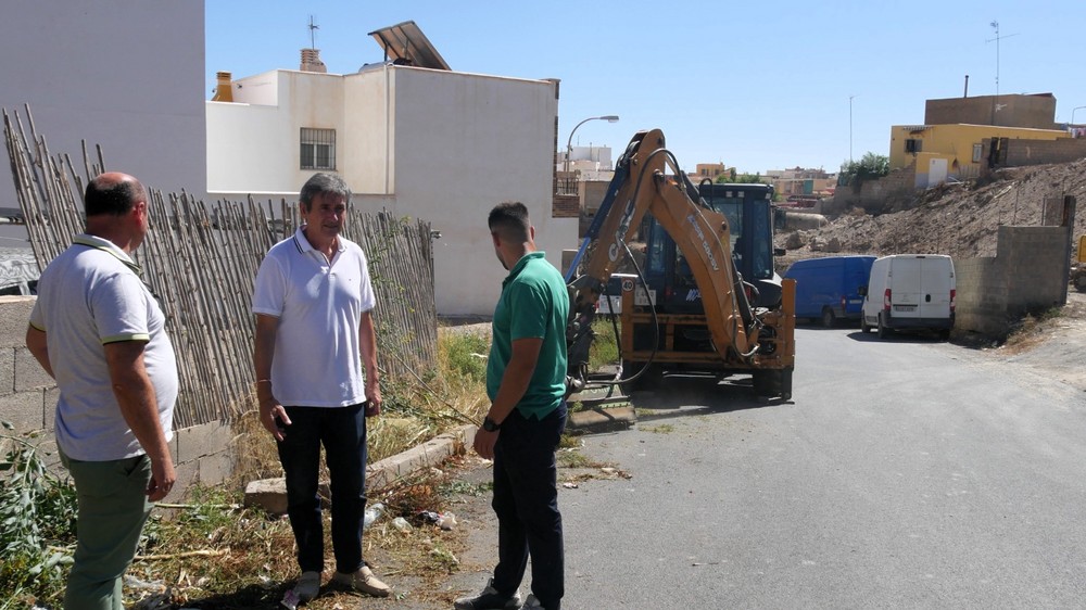 El Ayuntamiento de Adra acondiciona caminos agrícolas con las máquinas facilitadas por la Diputación de Almería