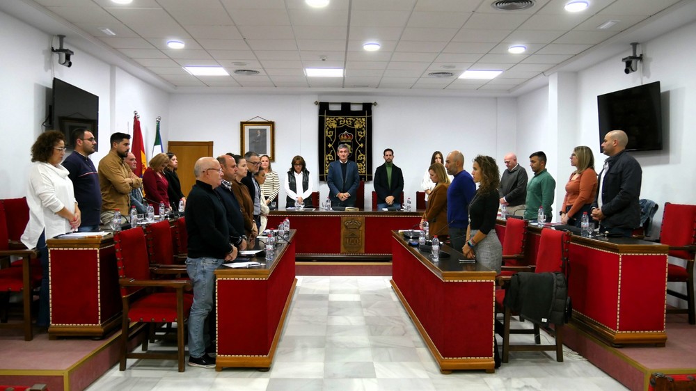 El Ayuntamiento de Adra guarda un minuto de silencio en el Pleno de la Corporación por los afectados por la DANA