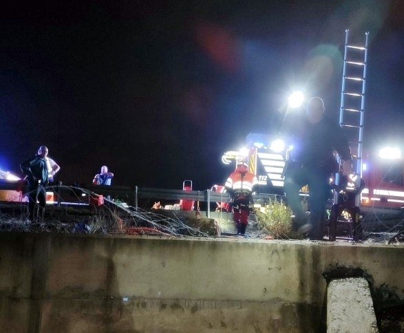 Guardia Civil y Bomberos rescatan a tres personas atrapadas bajo un puente en Vícar