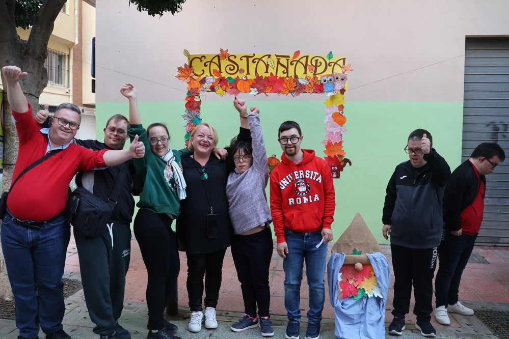Down El Ejido reúne a usuarios, familiares y profesionales entorno a su tradicional Castañada, por la XII Semana de la Discapacidad